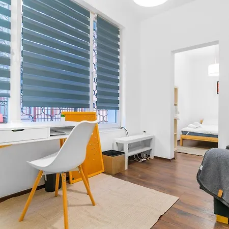 Cute&cozy 2bd Flat With Balcony Appartamento