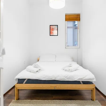 Cute&cozy 2bd Flat With Balcony Lägenhet *